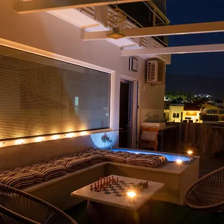 Tiny Penthouse, Big Terrace Apartment *