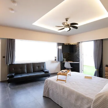 Tiny Penthouse, Big Terrace Apartment *