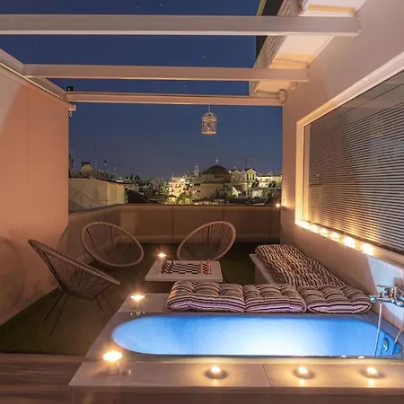 Tiny Penthouse, Big Terrace Apartment *