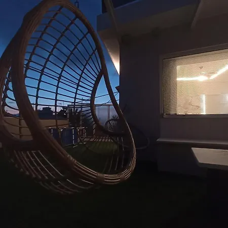 Tiny Penthouse, Big Terrace Apartment *